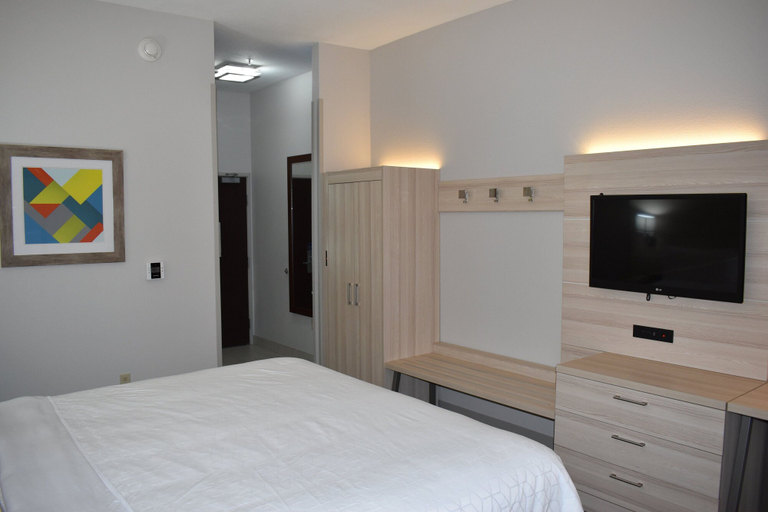 Bedroom 4, Holiday Inn Express & Suites MCPHERSON, McPherson