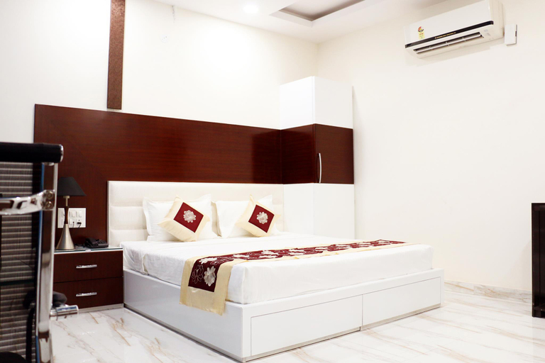 Bedroom 5, Hotel Neelam Moga, Moga