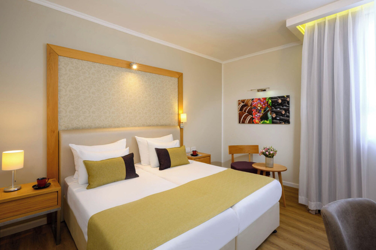 Bedroom 2, Prima Park Hotel