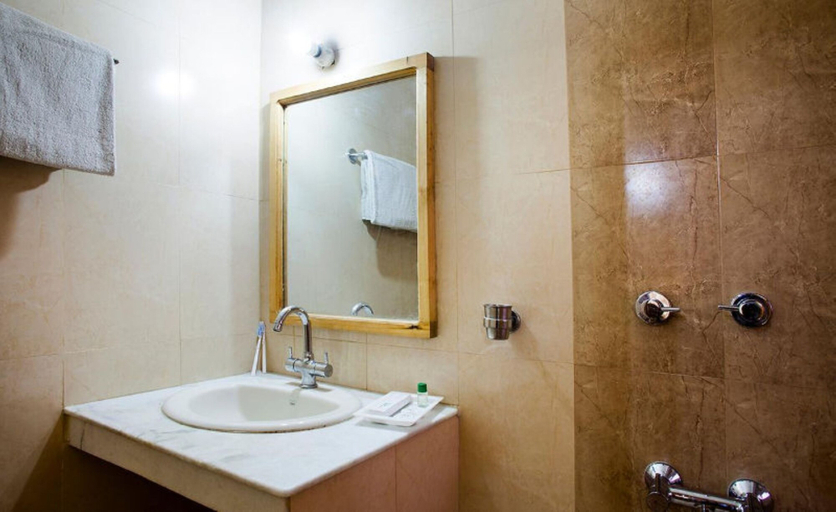 Bathroom 4, Hotel Chaman Palace, Shimla