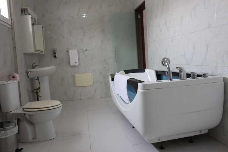 Bathroom 3, Hôtel Résidence St David, Wouri