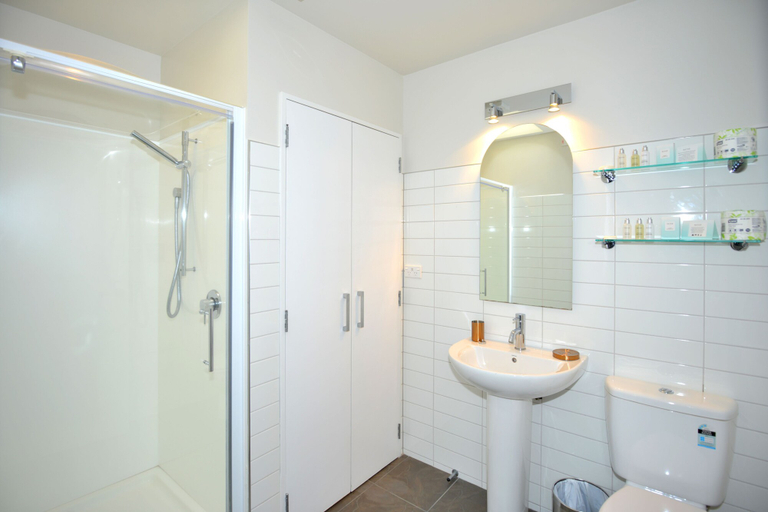 Bathroom 3, Southwark Hotel & Apartments, Christchurch
