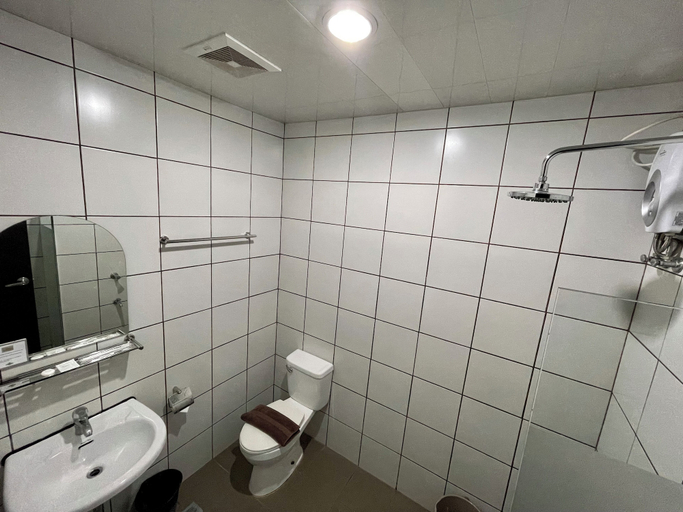 Bathroom 5, INN DE AVENIDA, Makati City