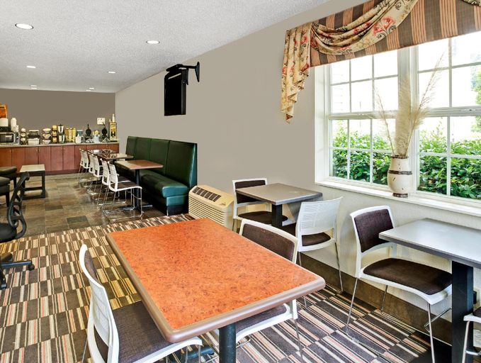 Food & Drinks 4, Microtel Inn & Suites By Wyndham Cherokee, Jackson