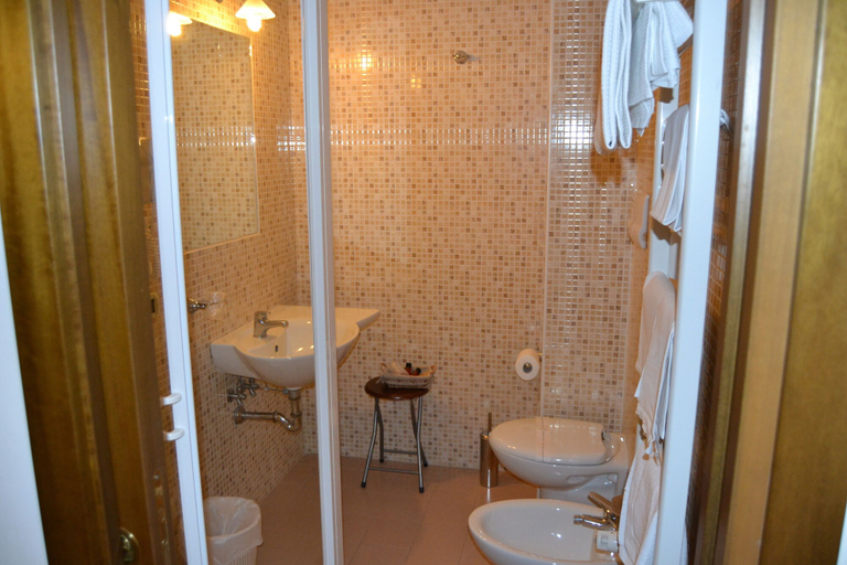 Bathroom 3, Hotel LuSi, L'Aquila