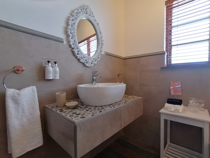 Bathroom 5, Villa Venusta, Overberg