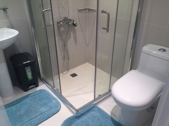 Bathroom, HI HOME At The Knightsbridge Residences, Makati City