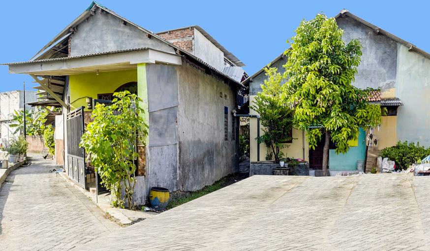 Exterior & Views 2, Hotel O Kost 2 Putra Syariah, Surabaya