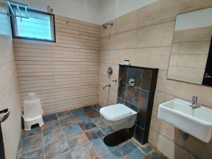 Bathroom, Priyanjali Hotel and Garden, Ujjain