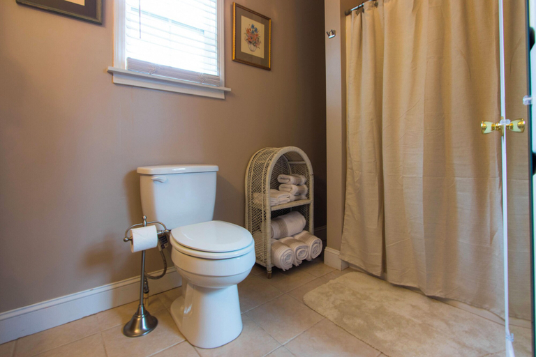 Bathroom 3, Dawg Daze Cottage, Clarke