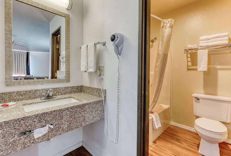Bathroom 5, Super 8 by Wyndham Alamosa, Alamosa