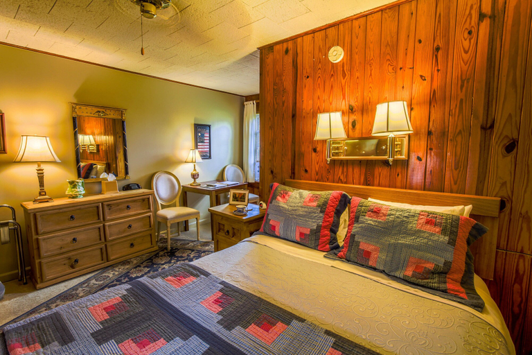 Bedroom 2, Mountainaire Inn and Log Cabins, Watauga
