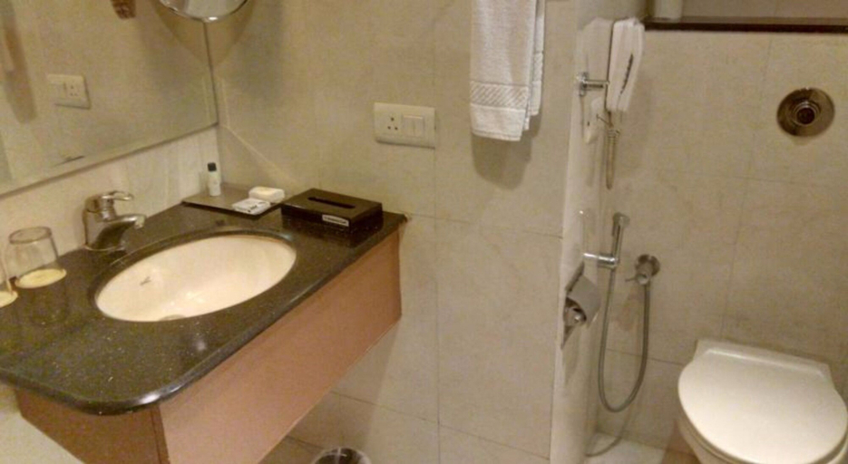 Bathroom 5, Hampshire Plaza Hyderabad, Hyderabad