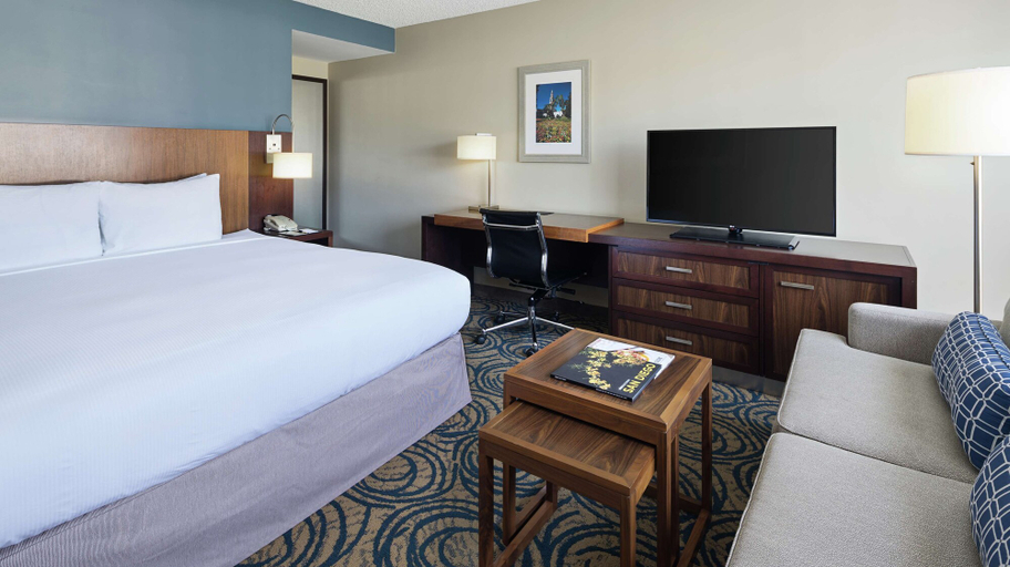 Bedroom 3, DoubleTree by Hilton San Diego - Del Mar, San Diego