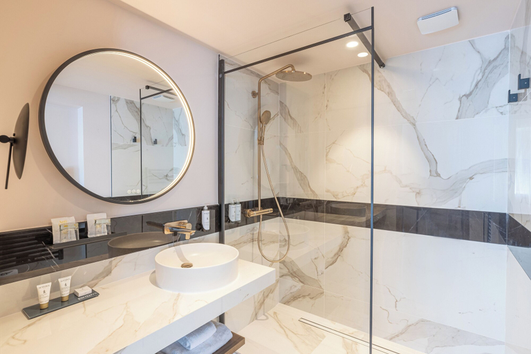 Bathroom 5, Riviera – Hotel, Restaurant & Spa (formerly Golden Tulip Aix les Bains), Savoie