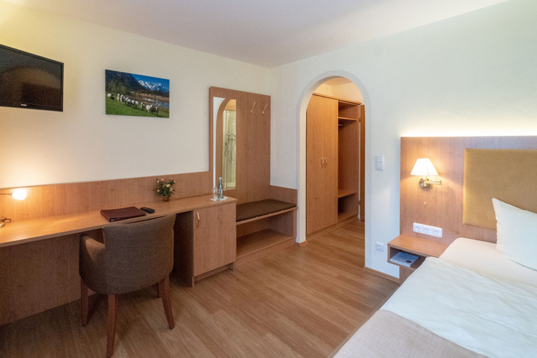 Bedroom 3, Hotel Garni Brunnthaler, Garmisch-Partenkirchen