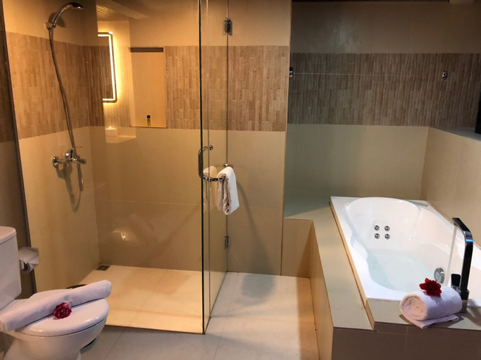 Bathroom 16
