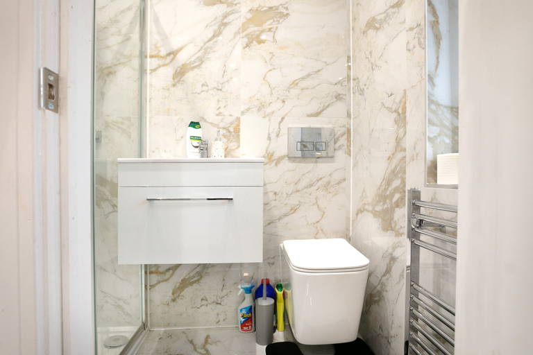 Bathroom 4, Nottingham Top Serviced Home, Nottingham