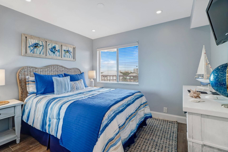 Bedroom 3, Castle Beach 405, Lee