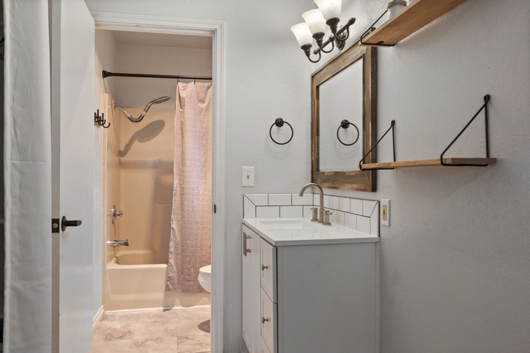 Bathroom 4, Labrador Retreat, Deschutes