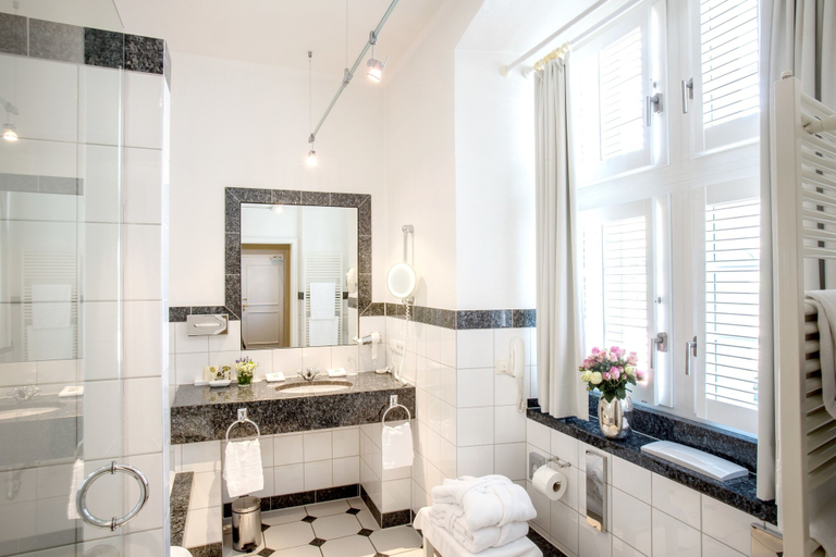 Bathroom 4, Schlosshotel Hugenpoet, Essen