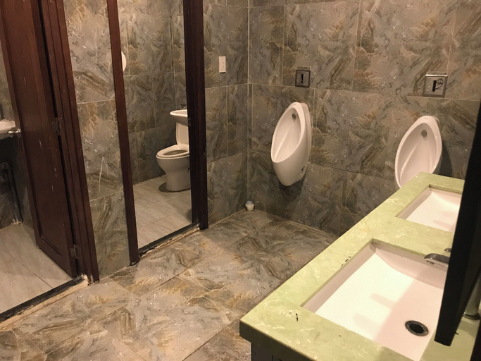 Bathroom 3, Viet Star Buffet Club & Marvel Hostel, Ho Chi Minh City