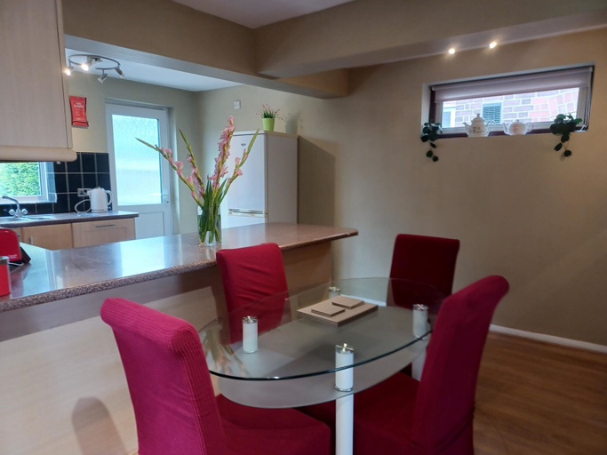 Others 5, Crawley Green House - Huku Kwetu, Luton