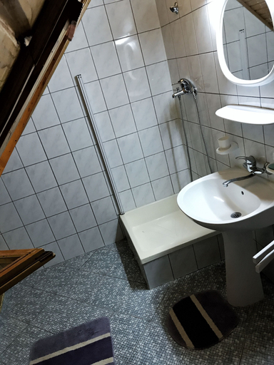 Bathroom 3, Casita del Bosque, Sinaia