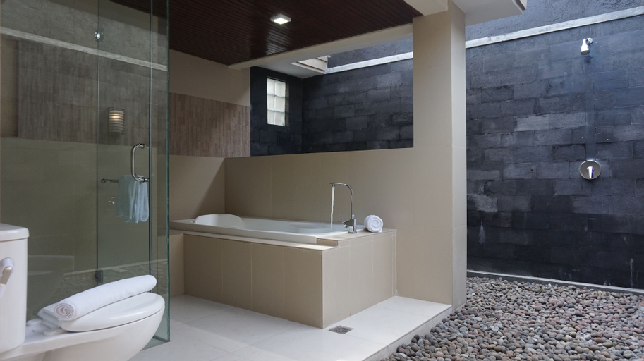 Bathroom 14