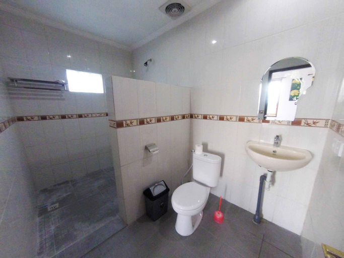 Bathroom 18