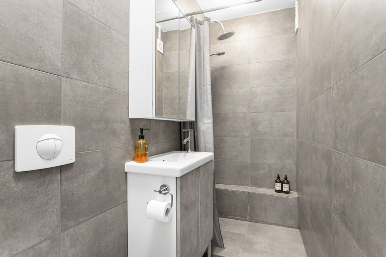 Bathroom 3, Reykjavík Central Guesthouse, Reykjavík