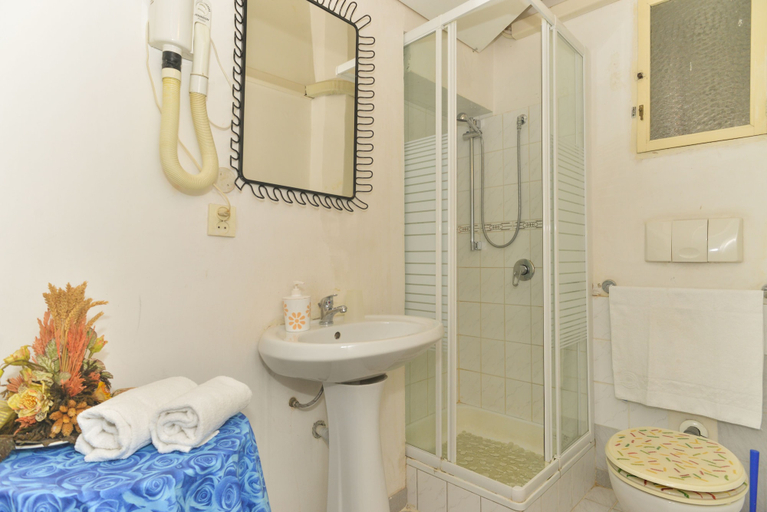 Bathroom, Gisa Apartment, Rome