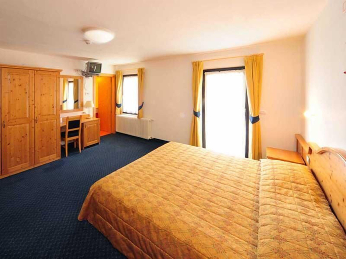 Bedroom 2, Hotel Cristallo, Trento