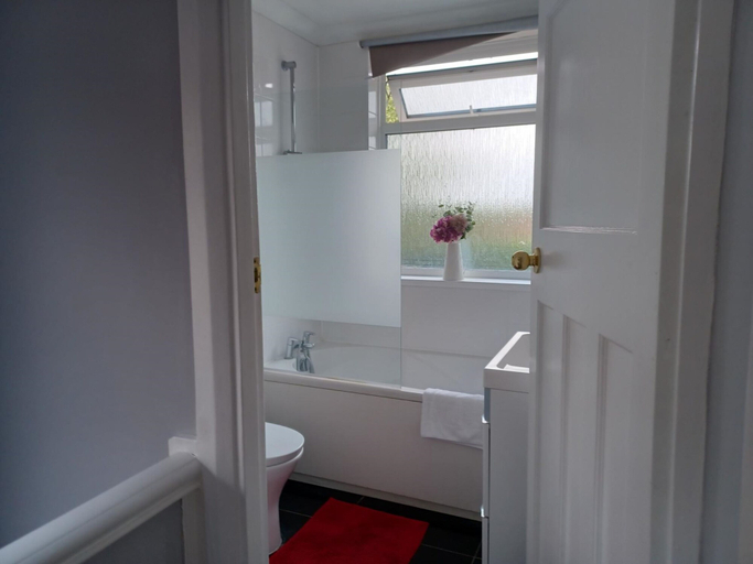 Bathroom 3, Crawley Green House - Huku Kwetu, Luton