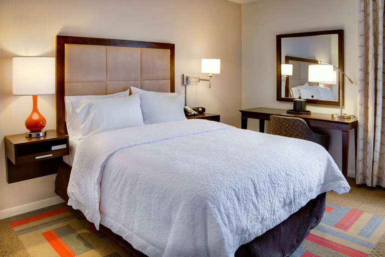 Bedroom 4, Hampton Inn Harrisonburg - University, Harrisonburg