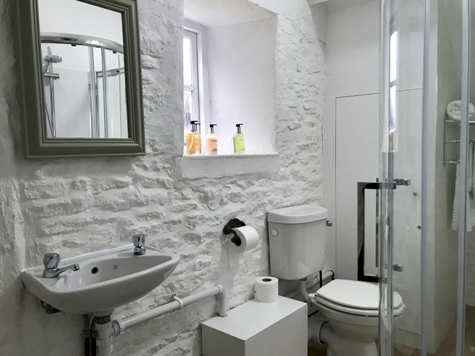 Bathroom 3, Lucy's Tearoom B&B, Gloucestershire