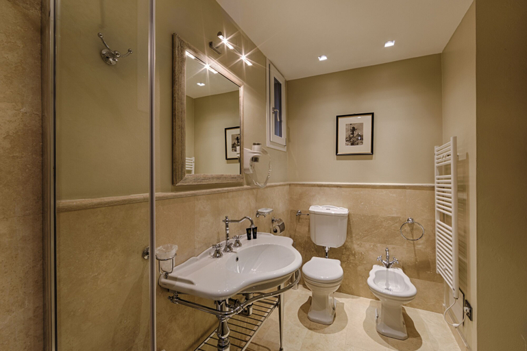 Bathroom 5, Palazzo Guicciardini, Florence