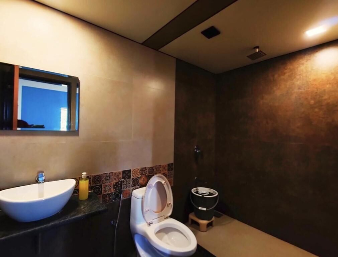 Bathroom 4, Arya Resort & Spa, Satara