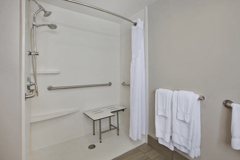 Bathroom 5, Holiday Inn Express TIFFIN by IHG, Seneca