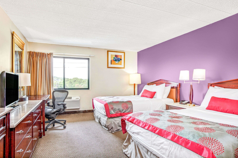 Bedroom 3, Ramada by Wyndham Rockaway, Morris
