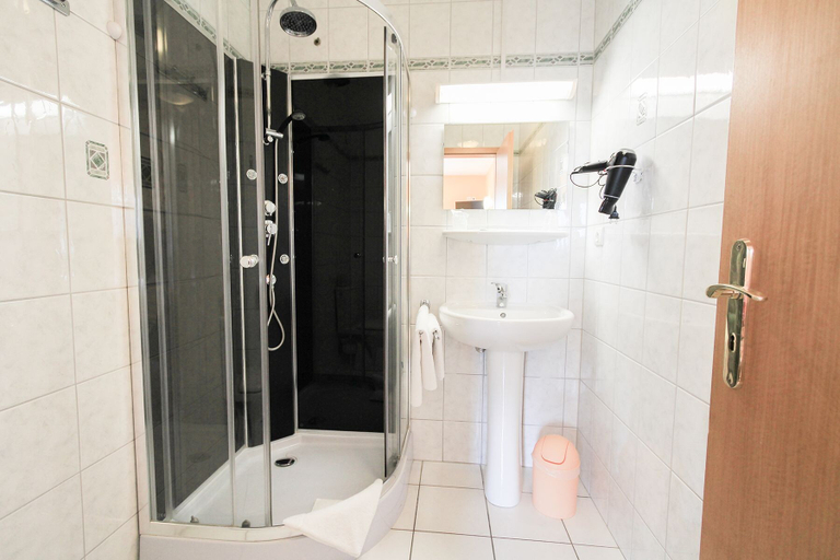 Bathroom 3, Hotel Restaurant De La Poste, Haut-Rhin