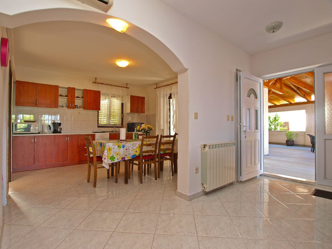 Food & Drinks, Apartment 603, Medulin