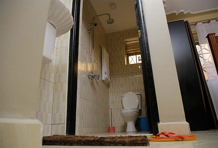 Bathroom, Diamonds Lounge, Jinja