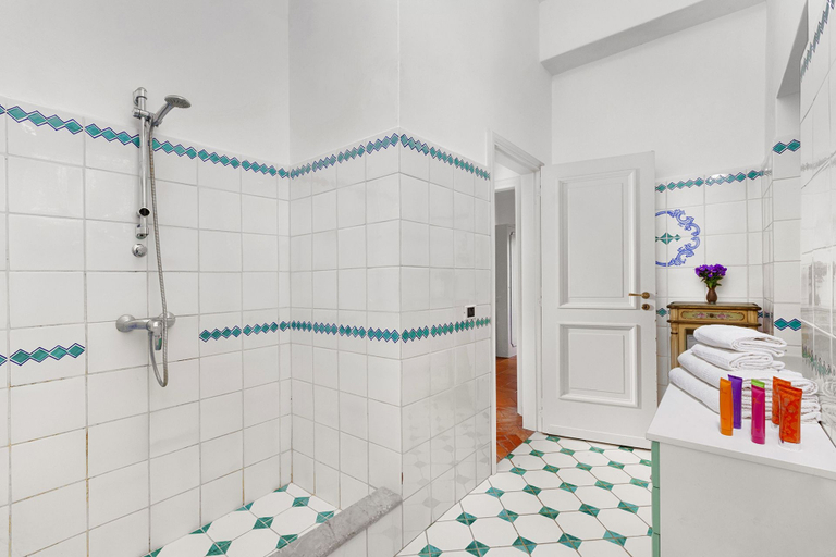 Bathroom 4, Villa Polifemo, Napoli