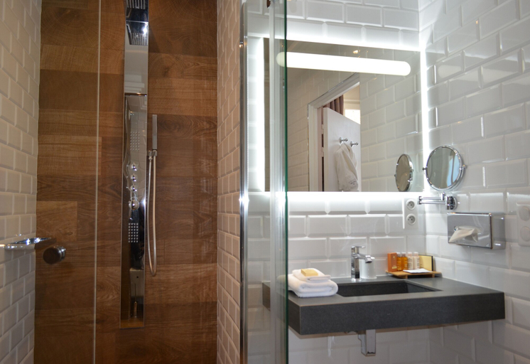 Bathroom 5, Château La Chenevière, Calvados