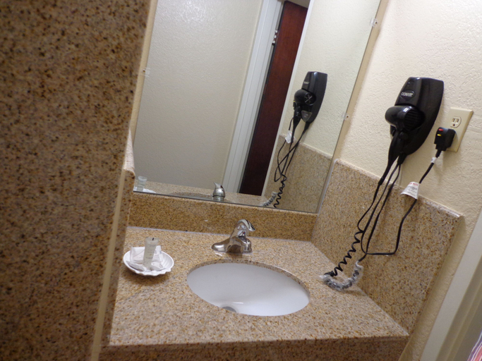 Bathroom 5, Economy Inn Express Warren, Bradley