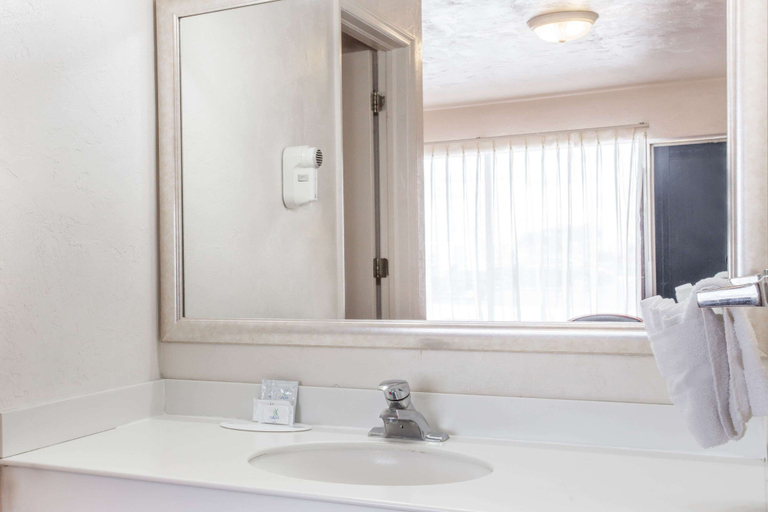Bathroom 4, Knights Inn Arcadia, Desoto