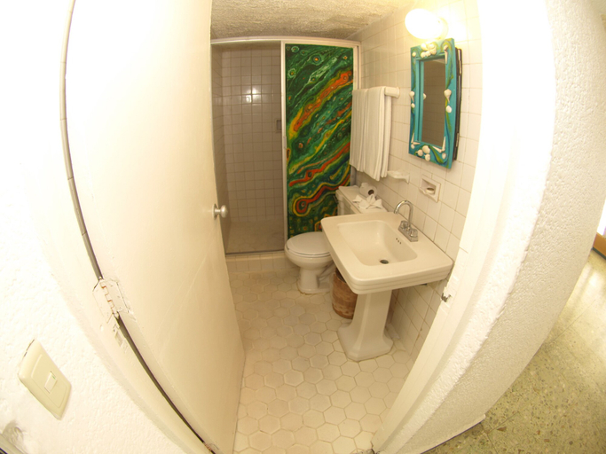 Bathroom 5, Hotel Los Flamingos, Acapulco de Juárez