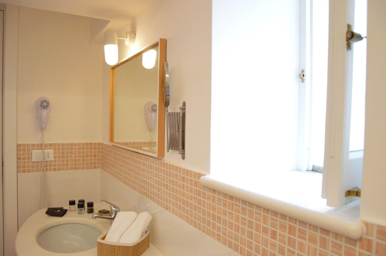 Bathroom 5, Sorrento Guest House, Napoli
