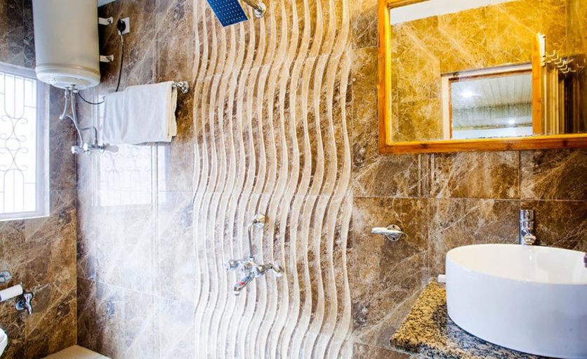 Bathroom 5, Hotel Chaman Palace, Shimla